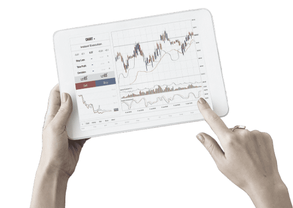 Pessoa segunda um tablet